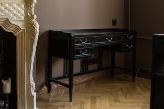 Письменный стол с 5 голубыми ящиками.