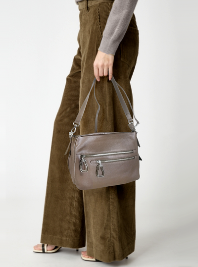 (АРТИКУЛ: 10129/1/5) СУМКА ЖЕНСКАЯ, СРЕДНЕГО РАЗМЕРА, НАТУРАЛЬНАЯ КОЖА, ТЕМНО-БЕЖЕВАЯ, С НАРУЖНЫМИ КАРМАНАМИ, С ПЛЕЧЕВЫМ РЕМНЕМ