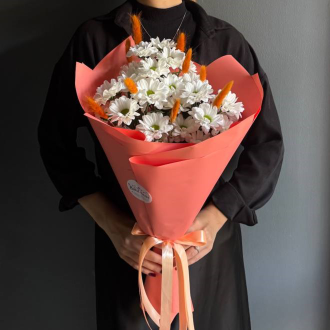 БУКЕТ ИЗ КУСТОВЫХ БЕЛЫХ ХРИЗАНТЕМ С ДОБАВЛЕНИЕМ ЛАГУРУСА В РЫЖИХ ОТТЕНКАХ - (АРТ. М40)