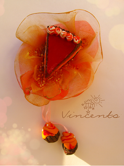 Вкусный тортик. Брошь в виде тортика с кремом из полимерной глины