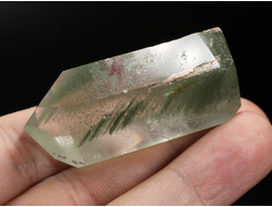 Кварц горный хрусталь с фантомами и хлоритом, кристалл полированный, Бразилия (50*24*18 мм, 35 г) №36850