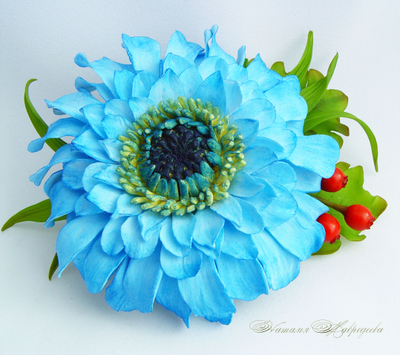 Заколка-автомат "Синяя гербера с брусникой".