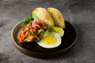 Глазунья с беконом и фасолью с салатом из овощей / FRIED EGG WITH BACON AND BEANS