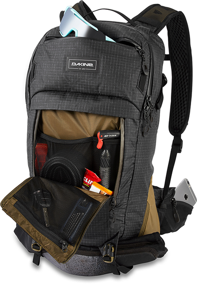 Dakine Seeker 18L Black в октрытом виде