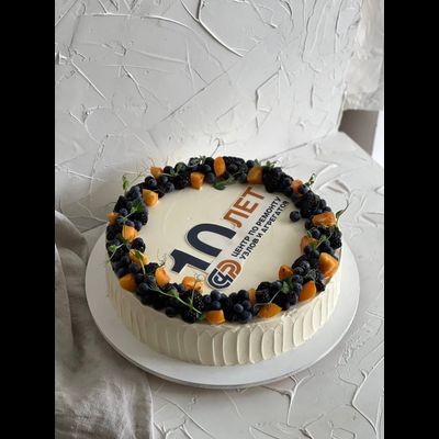 С венком ягод и логотипом