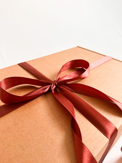 Большая подарочная коробка GILEV 44x32x15см с коричневой лентой и наполнителем крафт