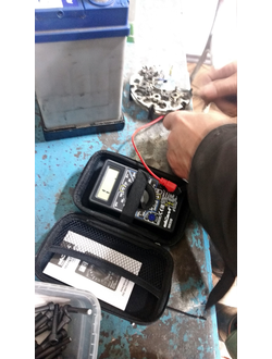 компактный цифровой мультиметр в твердом чехле