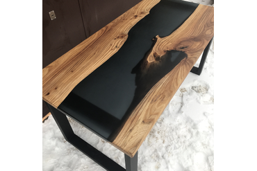 Стол с рекой дымчато-черного цвета. Работа spilcenter.com