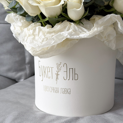 Шляпная коробка из белых роз