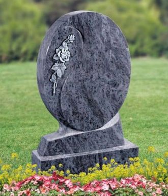 На фото круглый памятник на могилу с цветами в СПб