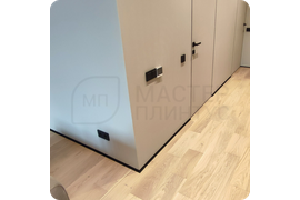 Практичное решение: монтаж гибкого черного плинтуса Dollken WLK 20 для создания удобного интерьера.