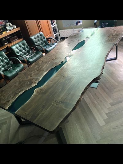 стол в переговорную из слэбов карагача и эпоксидной смолы