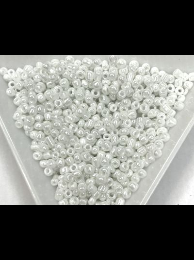 Бисер  Китай 10гр цвет № 121 белый блестящий