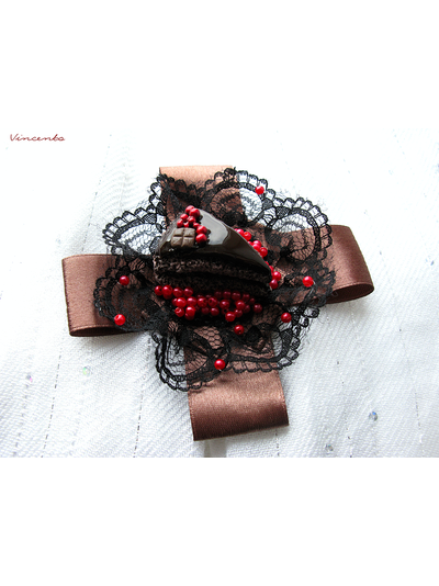 Шоколадный тортик. Брошь в виде кусочка шоколадного торта с ягодами