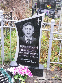 Фото вертикального бюджетного памятника на могилу для мужчины в СПб