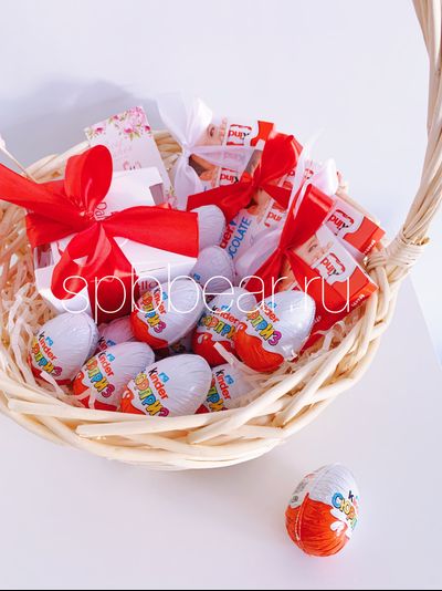 Подарочная корзина Киндер сюрприз и Рафаэлло