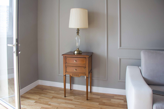 Тумба прикроватная с 2 ящиками на высоких ножках.