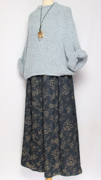 БРЮКИ-ЮБКА джинс-гобелен "БЕЗ КАРМАНОВ" букетики цветов черные, синие р.46-54