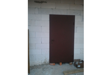 входная дверь в дом (времянка) фото