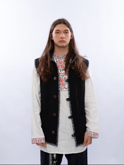 Жилетка родное тепло Черная из крапивы