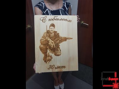 Гравировка по фото на деревянном щите 50х40