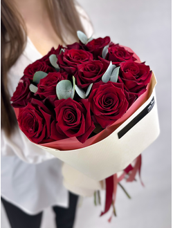 Букет из 13 красных роз Explorer с эвкалиптом