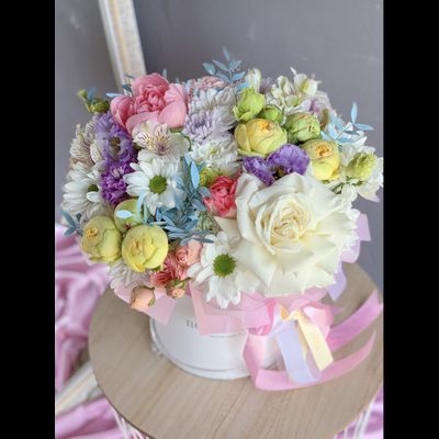 Коробочка с пионовидными розами, диантусом, эустомой, скимией