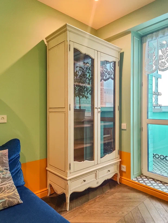 Витрина с двумя ящиками и стеклянными дверьми.