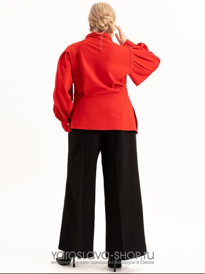 Элегантный женский костюм из красного жакета и черных брюк
