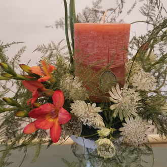 Интерьерная композиция с цветами, свеча и подсвечник в наборе