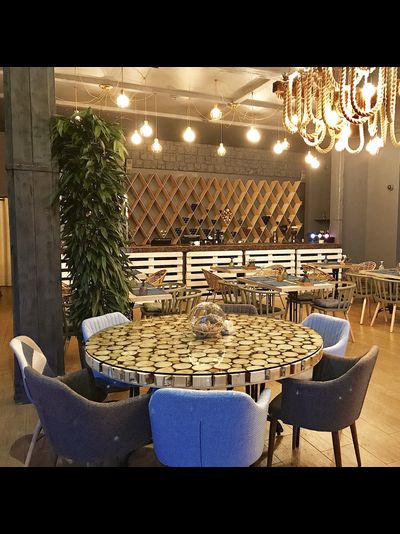 стол из спилов разных пород дерева со стеклом