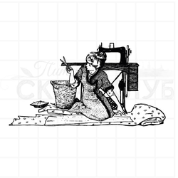 Штамп портниха на коленях раскраивает рулон ткани, сзади швейная машинка