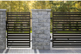 Ґратчасті розпашні ворота та окрема оцинкована хвіртка – заповнення AW.10.104 з фірмової дизайнерської колекції MODERN від Wisniowski