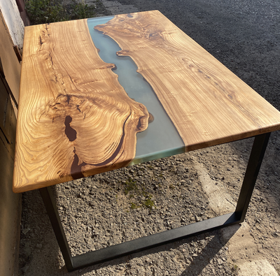 стол река из карагача с прозрачной смолой