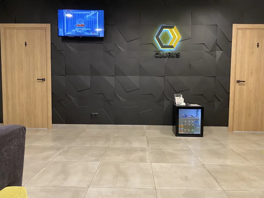 Зона отдыха с телевизором и мини-баром