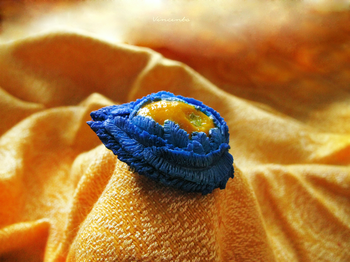 Авангардная мини-брошь в виде фэнтезийного плода персика в окружении синих перьев