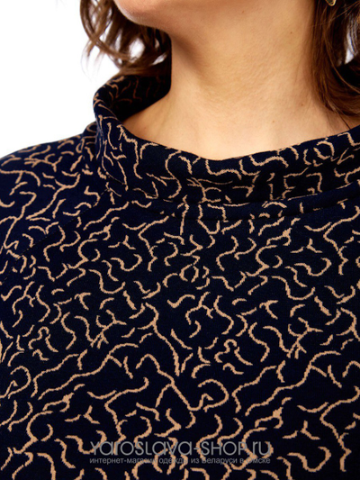 Женское трикотажное платье прямого силуэта в синем цвете