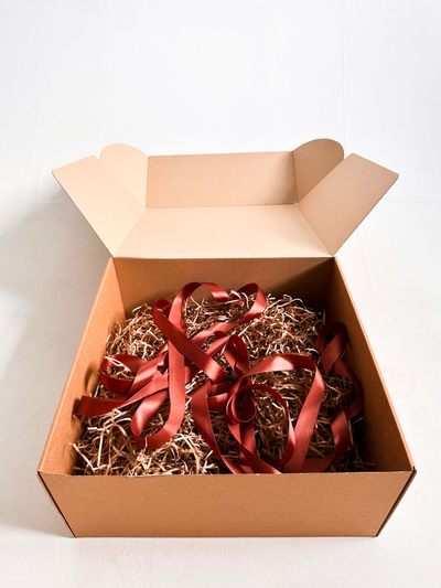 Огромная подарочная коробка GILEV 45х45х20см с коричневой лентой и наполнителем крафт