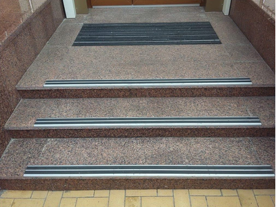 Полоса алюминиевая с  двойной противоскользящей резиновой вставкой, 3м