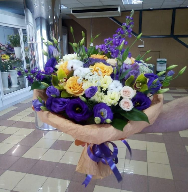 Курьер с букетом цветов. Русбукет. Русбукет. Россия букет цветок. Цветы волгоград.