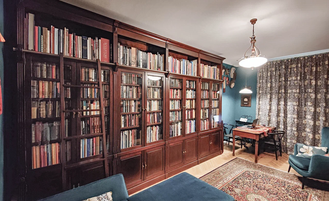 Встроенная большая библиотека для рабочего кабинета.