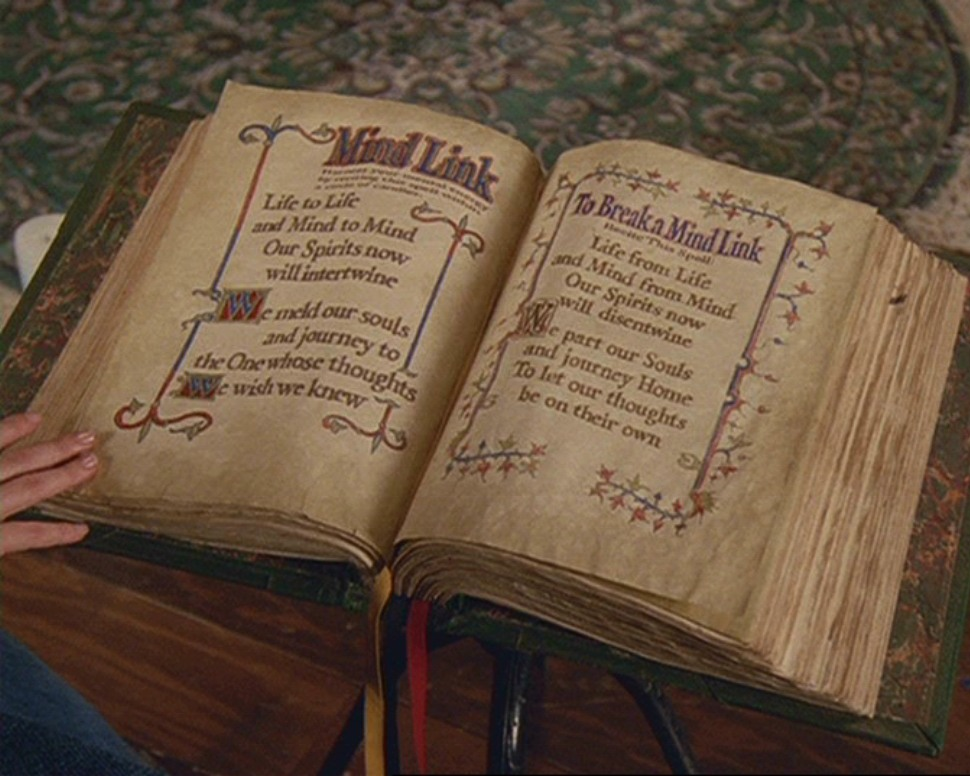 Магия книги текст. Книга заклинаний. Старинная Волшебная книга. Старинные заклинания. Древние магические книги с заклинаниями.