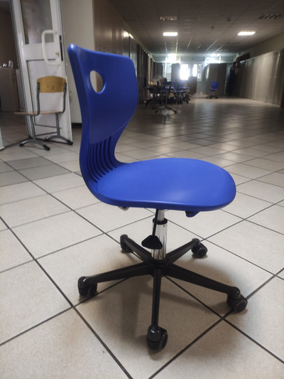 Стул ученический регулируемый на роликах, пластик