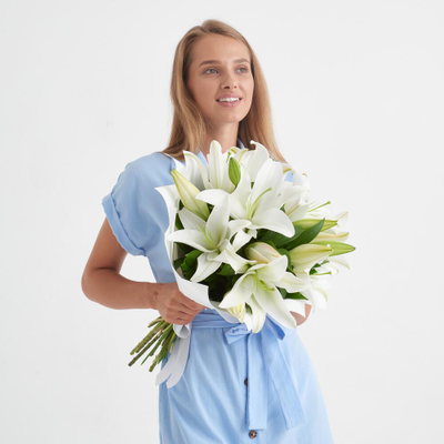 5 белых лилий