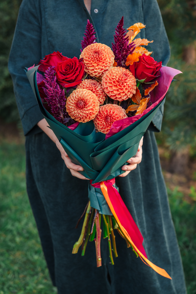 Букет с оранжевыми георгинами