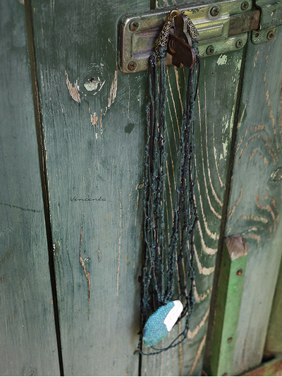 Сказки братьев Гримм. Кулон (колье) из полимерной глины с каплями "росы" - украшение в стиле фэнтези