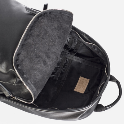 основное отделение рюкзака Kokosina Daypack черного цвета