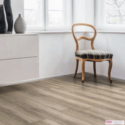 Пробковые полы Haro Дуб Дюна структур 537258 в интерьере комнаты