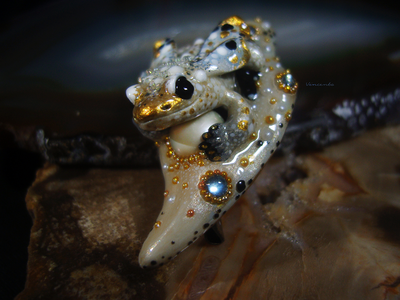 Мини-брошь с жемчугом и крылатой лягушкой "Царская бабочка, Дивная Зоренька"