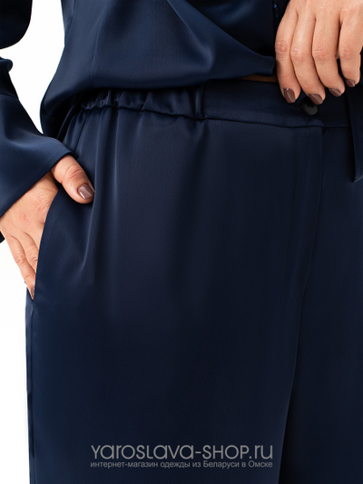Нарядный брючный костюм в синем цвете